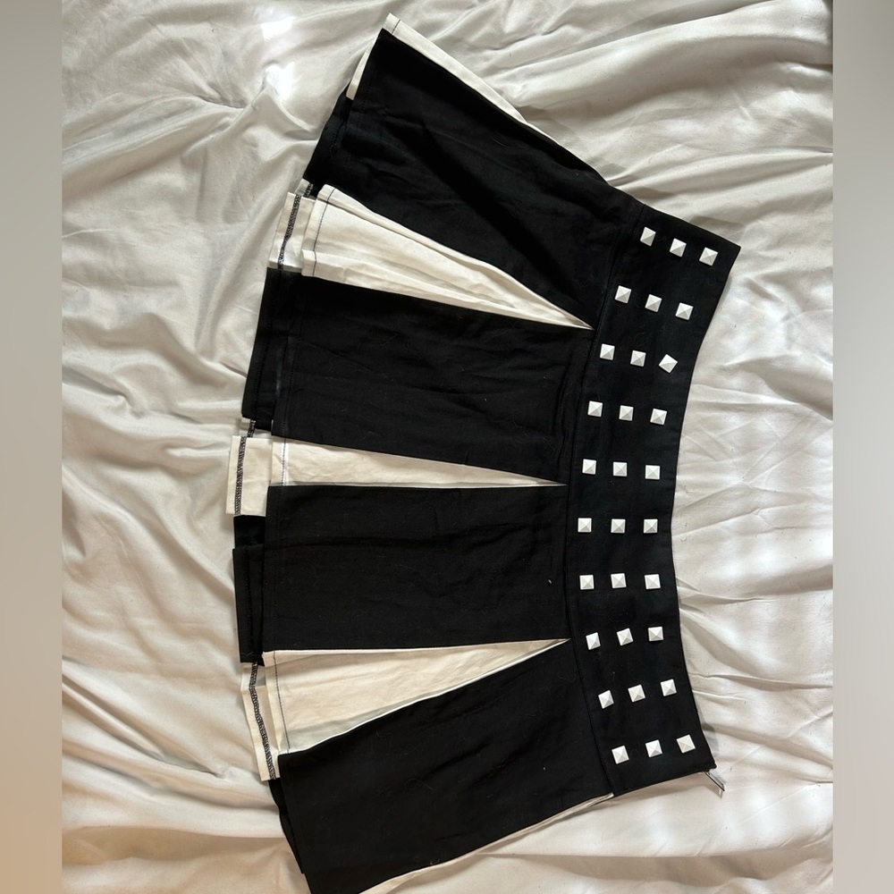 Low rise pleated skirt